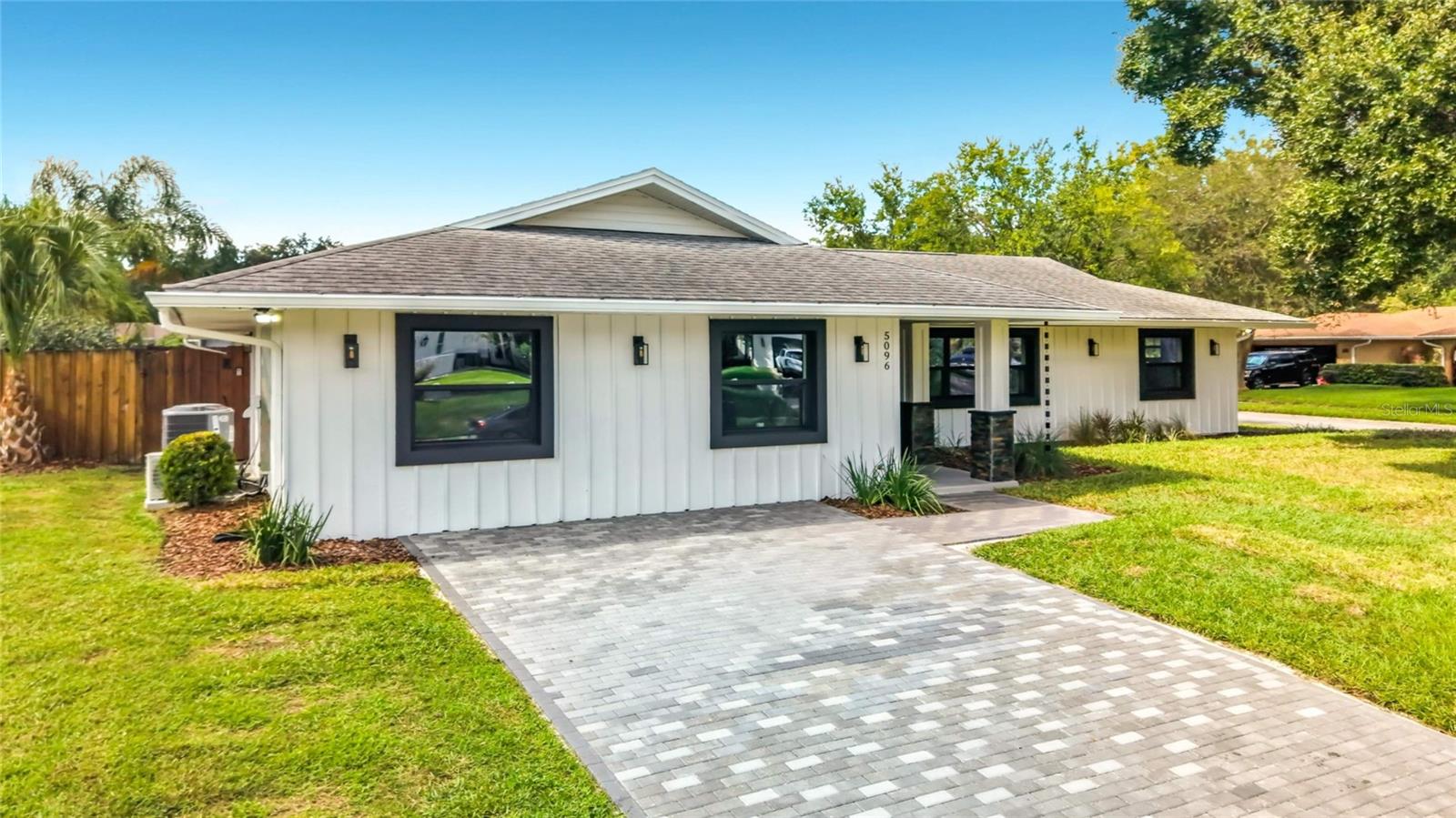 5096 THE OAKS CIRCLE