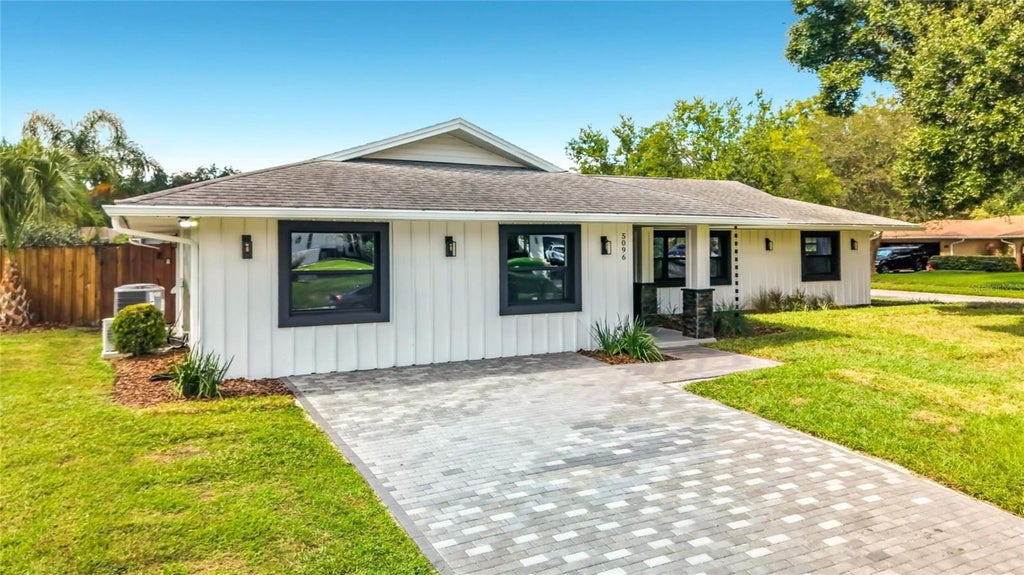 Photo of 5096 The Oaks Circle, Orlando, FL 32809 (MLS # O6449546)