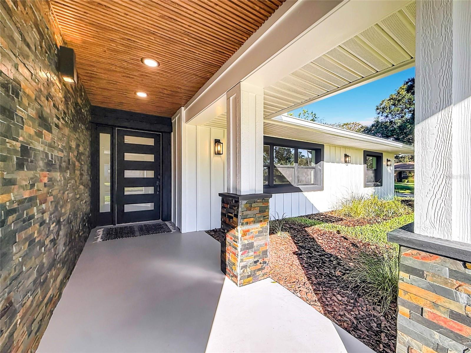 5096 THE OAKS CIRCLE