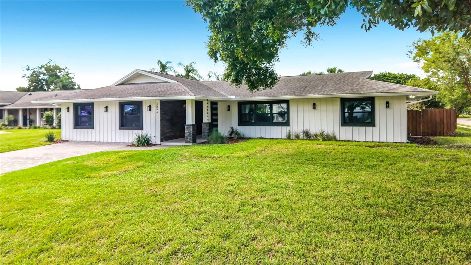 5096 THE OAKS CIRCLE
