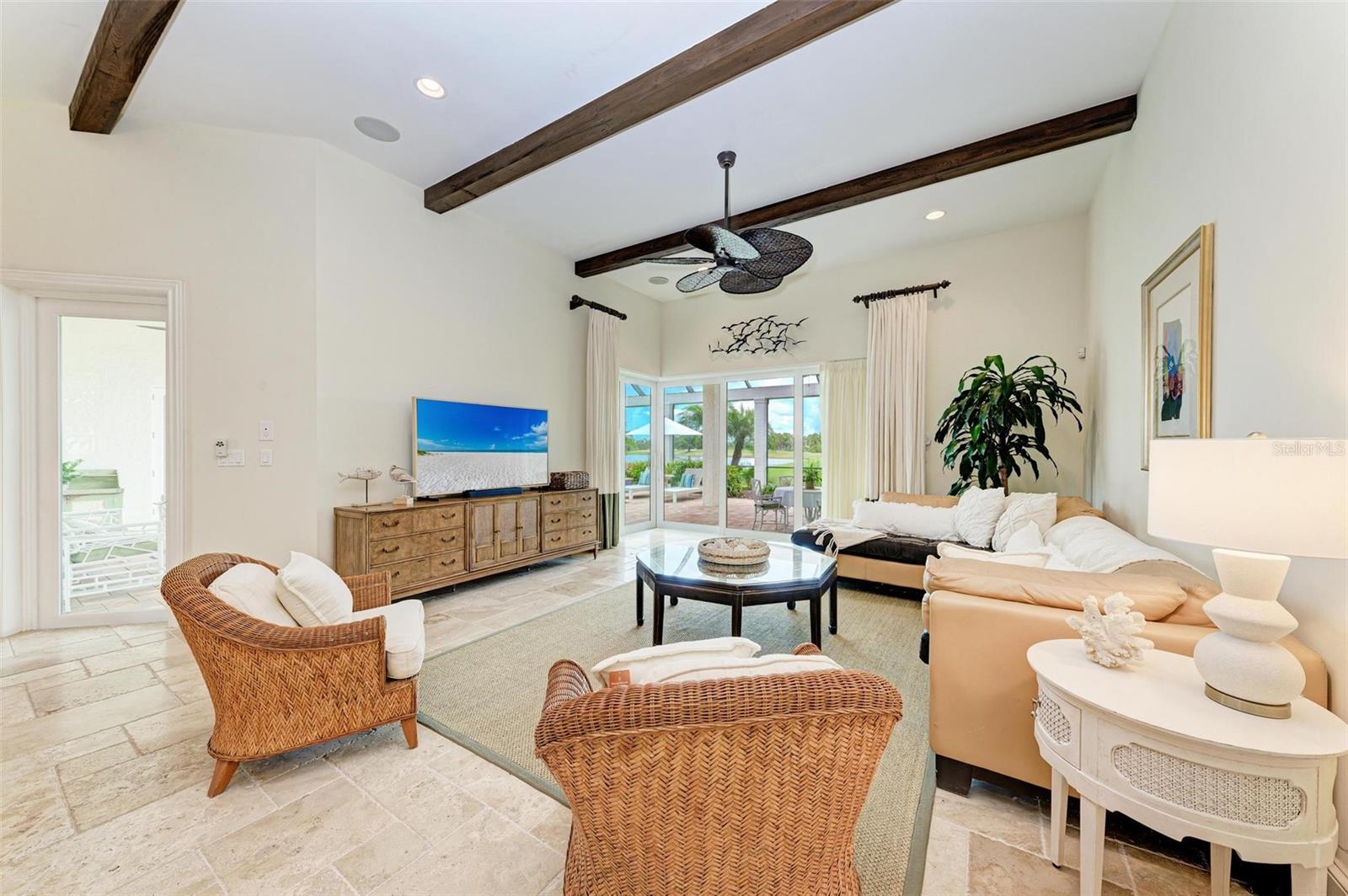 FOUNDERS CLUB - Residential