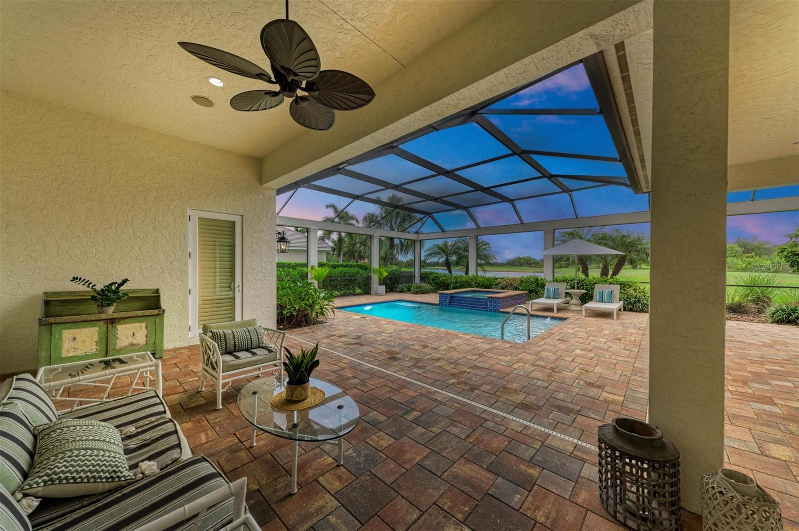 FOUNDERS CLUB - Residential