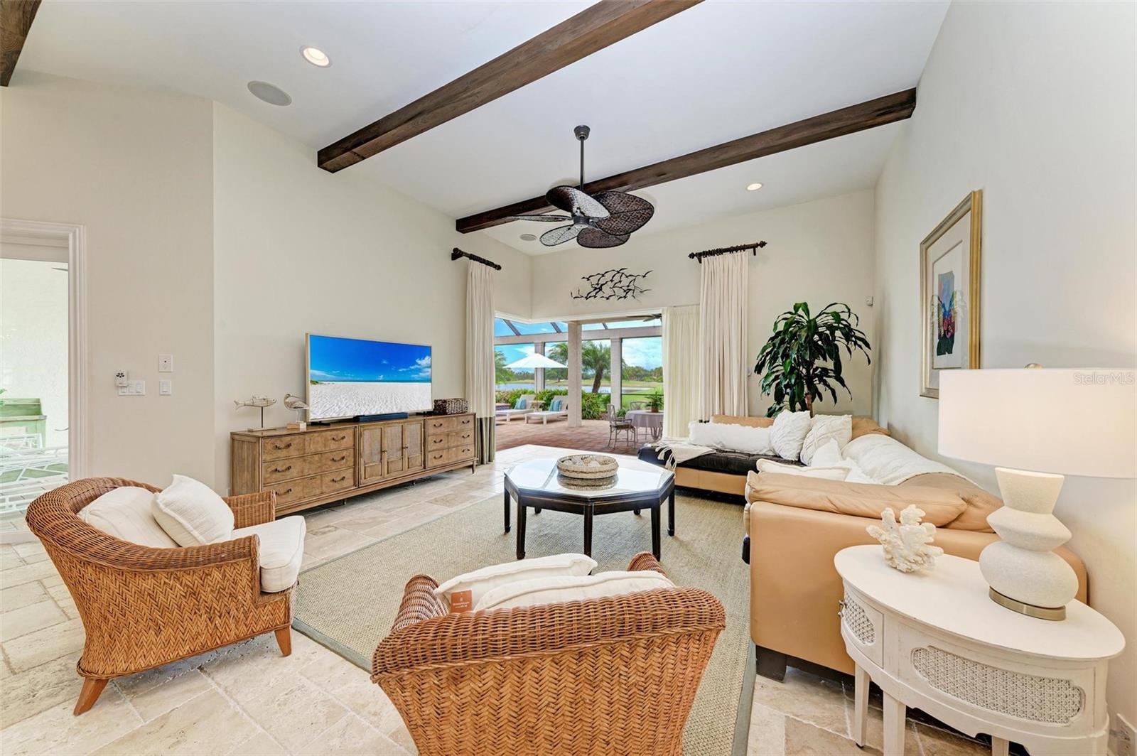 FOUNDERS CLUB - Residential