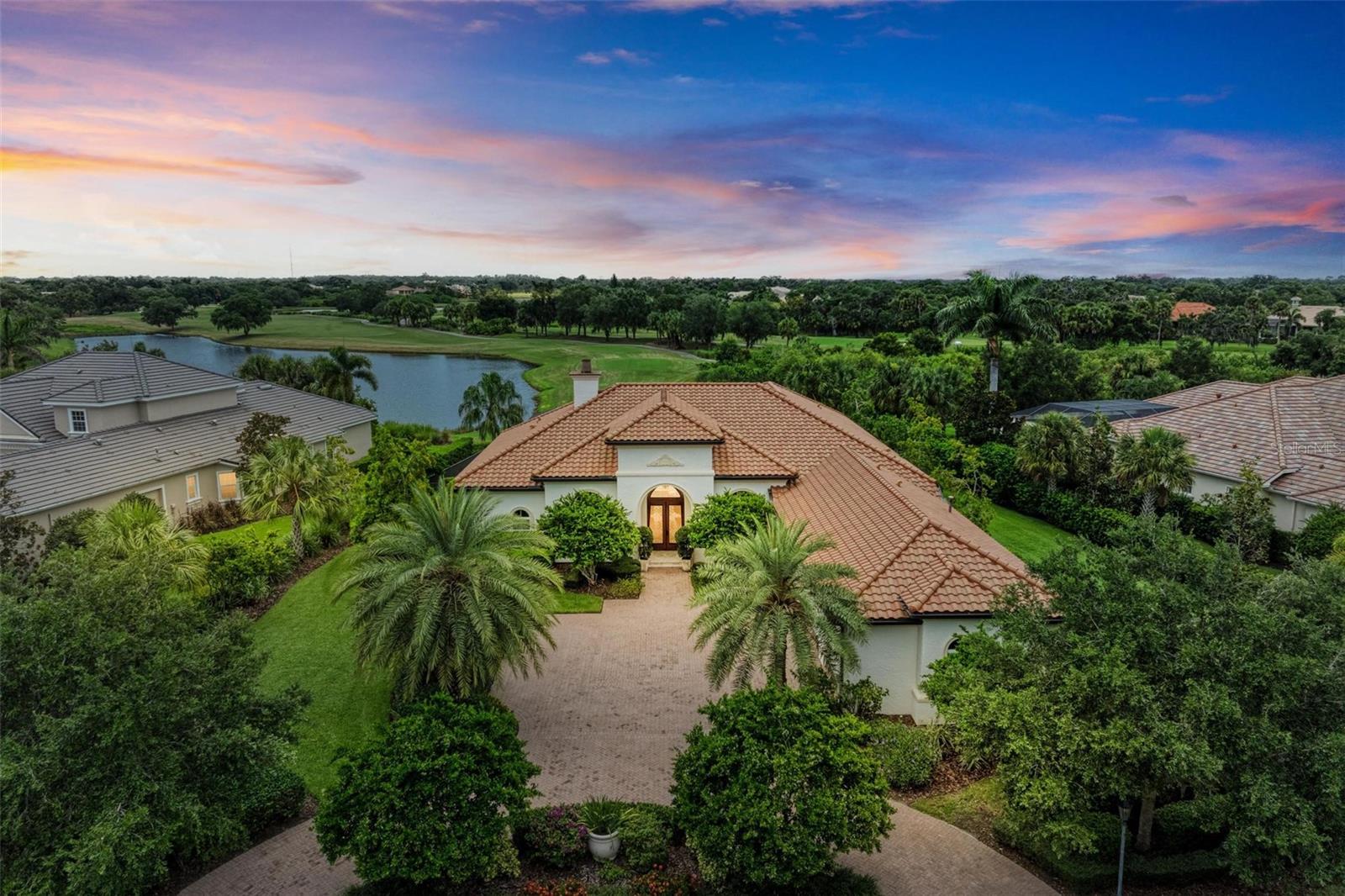 FOUNDERS CLUB - Residential