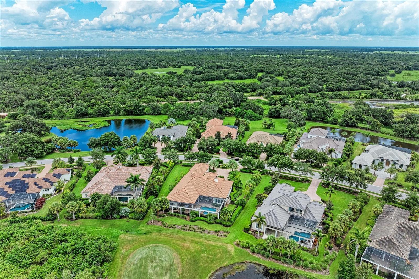 FOUNDERS CLUB - Residential