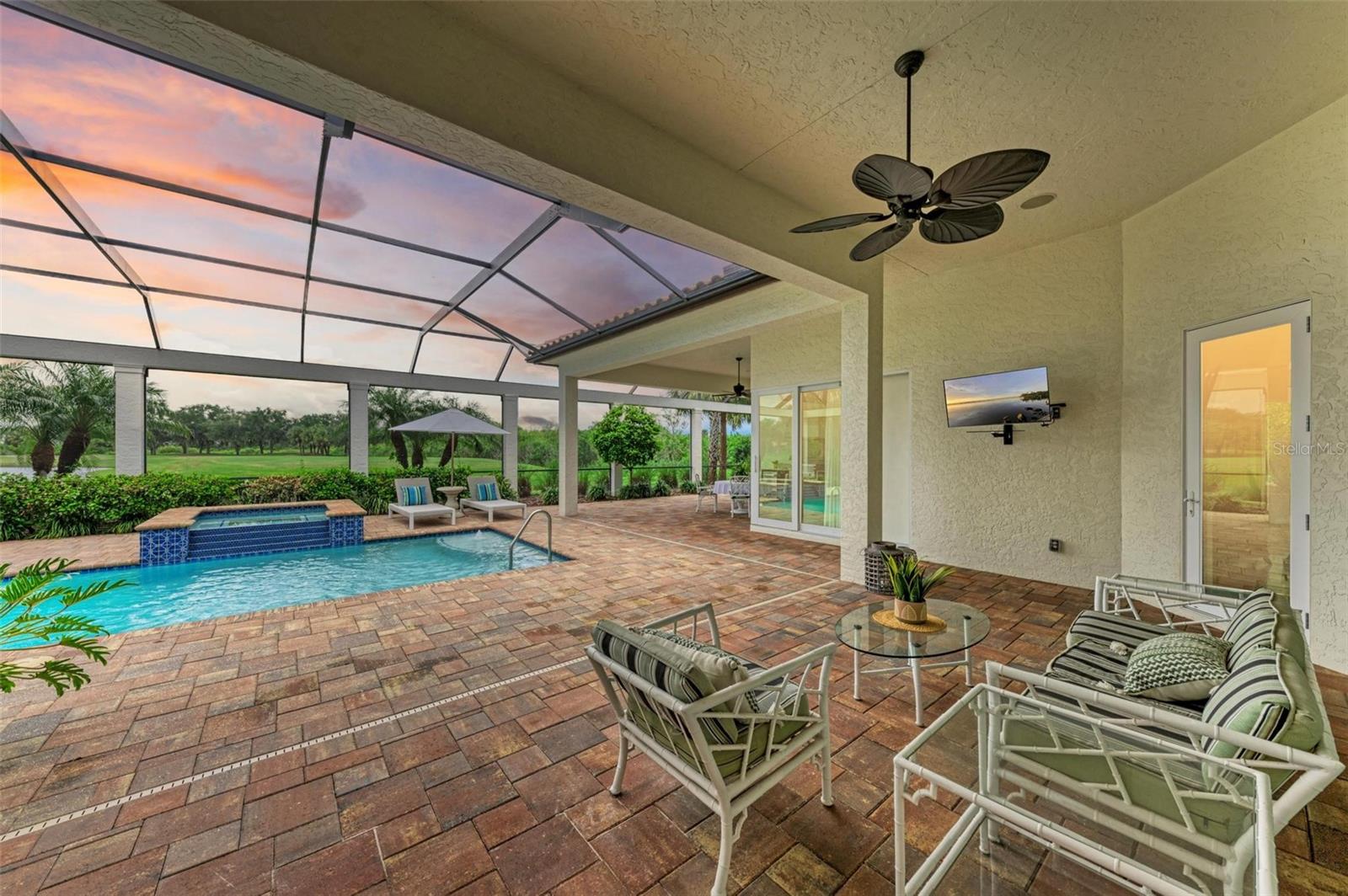 FOUNDERS CLUB - Residential