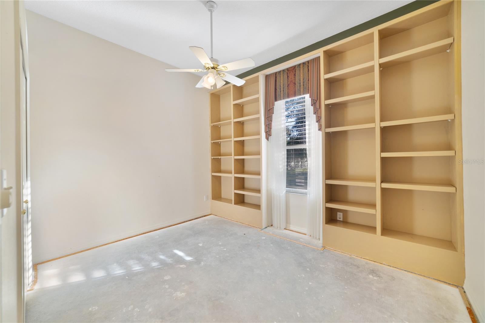 CRYSTAL LAKE ESTATES - Residential