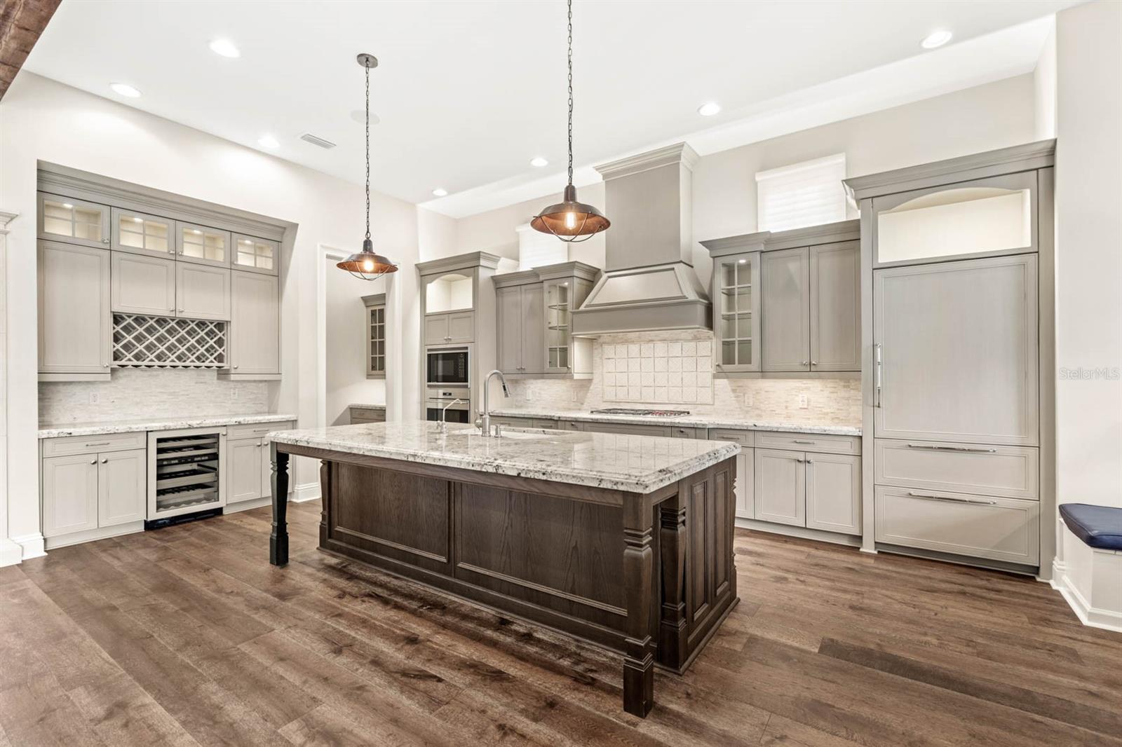 GOLDEN OAK - Residential