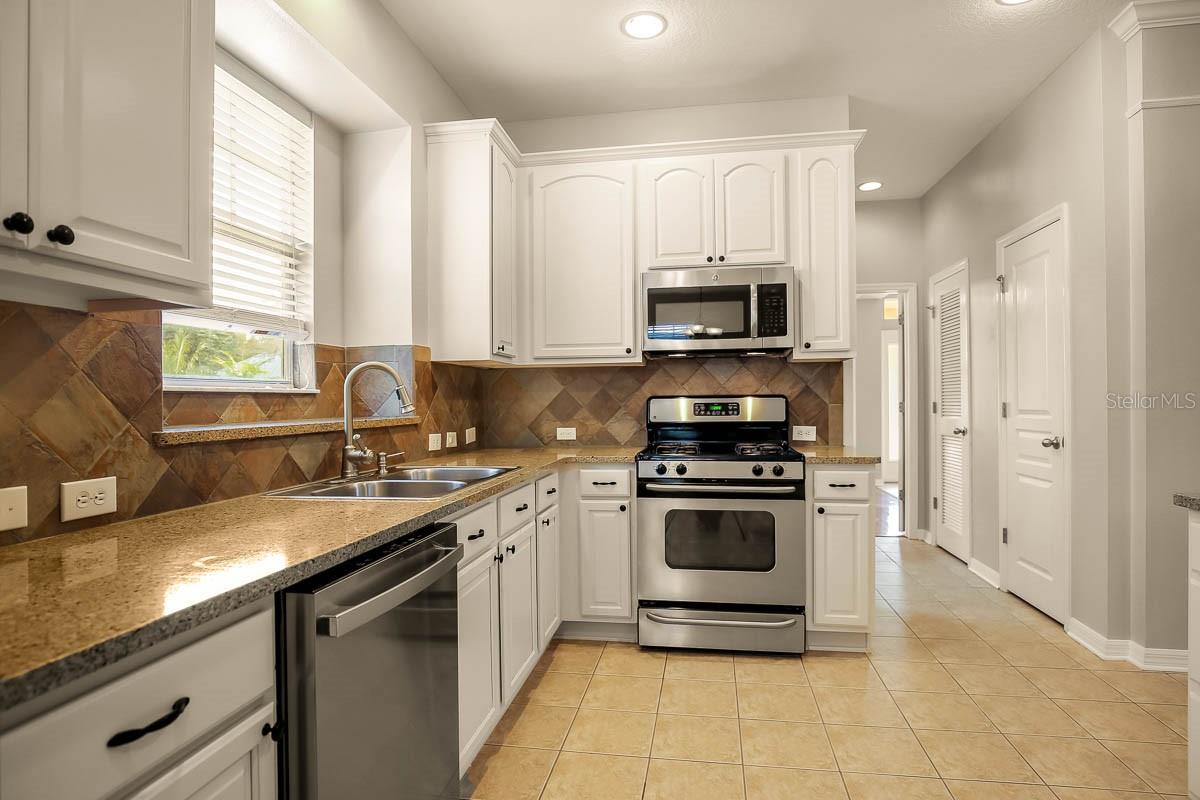 FISHHAWK RANCH TOWNCENTER PHAS - Residential Lease