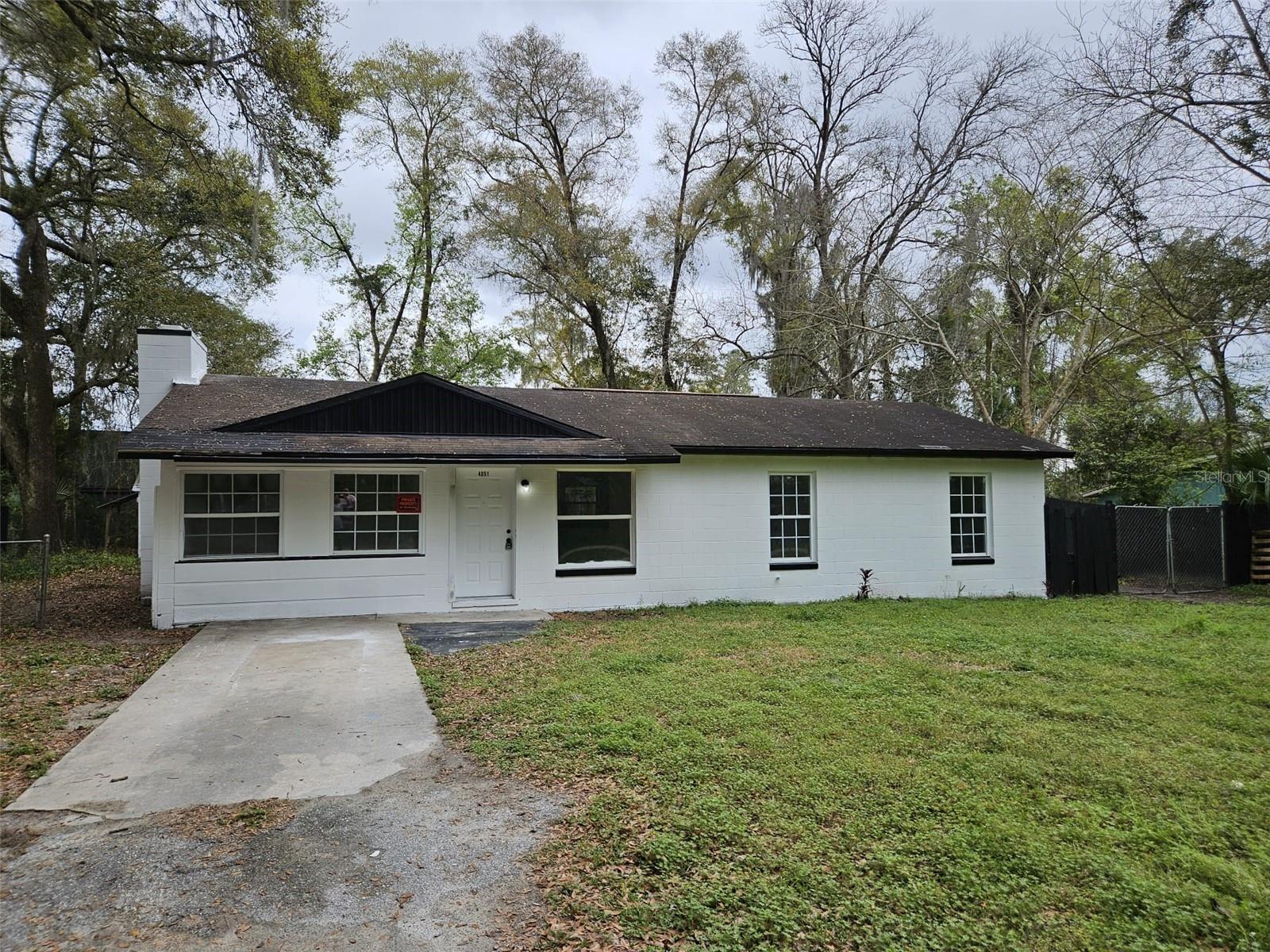 ¡MOTIVATED TO SELL! Discover the Charm of this Remodeled Home in Ocala. We are thrilled to introduce you to this charming remodeled home located in the city of Ocala. This house features, 4 bedrooms and 2 bathrooms, offering a completely renovated open floor plan, creating a modern and inviting atmosphere. The contemporary kitchen adds a touch of sophistication, making it an ideal space for kitchen enthusiasts. Designed with family enjoyment in mind, the house boasts spacious and comfortable areas, creating the perfect environment for shared moments. Its proximity to various city attractions, such as natural parks, springs, and the equestrian complex, allows residents to easily explore the beauty and activities the area. Moreover, this property provides the convenience of being just 1 hour away from the vibrant city of Orlando and the magical world of Disney. Enjoy easy access to supermarkets, pharmacies, hospitals, schools, and shopping centers, ensuring that all essential amenities are within reach. This home represents a fantastic opportunity for first-time buyers and investors looking for a rental return. Don't miss the chance to explore and acquire this property that encapsulates both comfort and proximity to a variety of attractions!