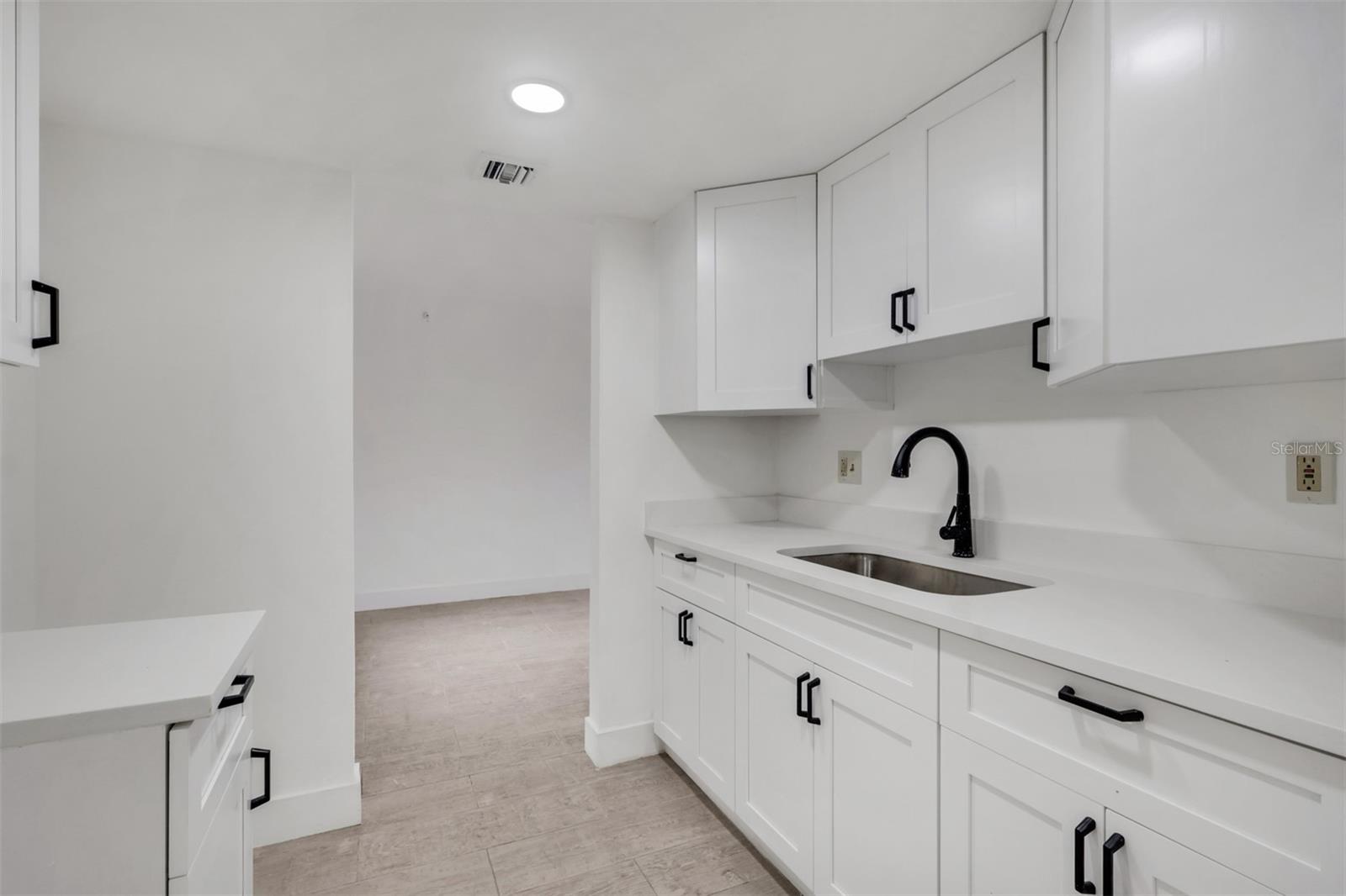 TOWERS CONDO - Residential