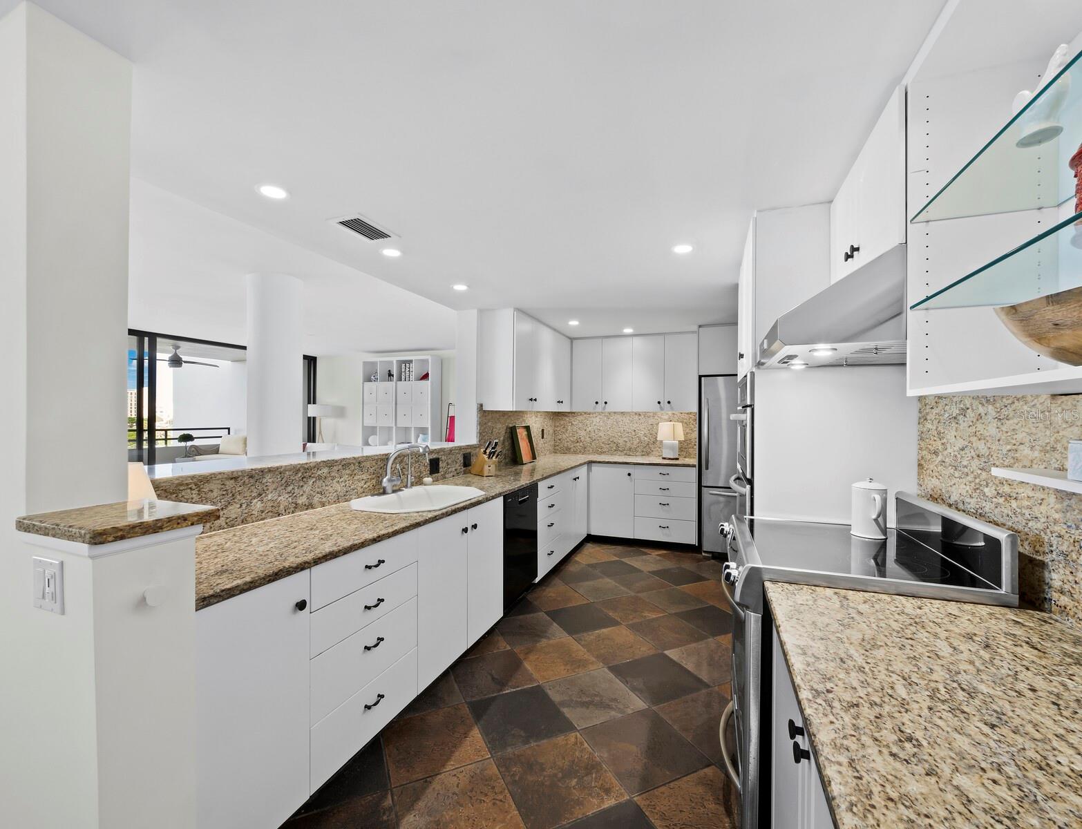 BAY PLAZA - Residential