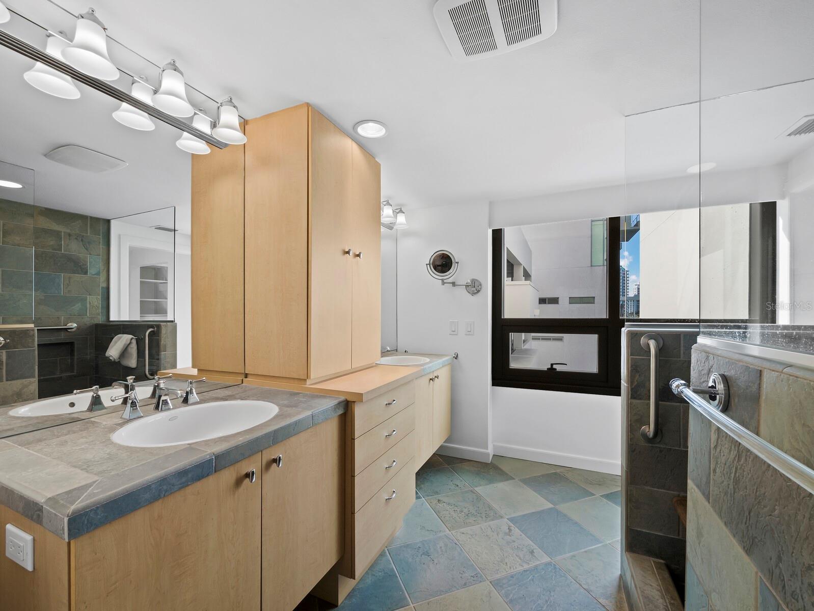 BAY PLAZA - Residential