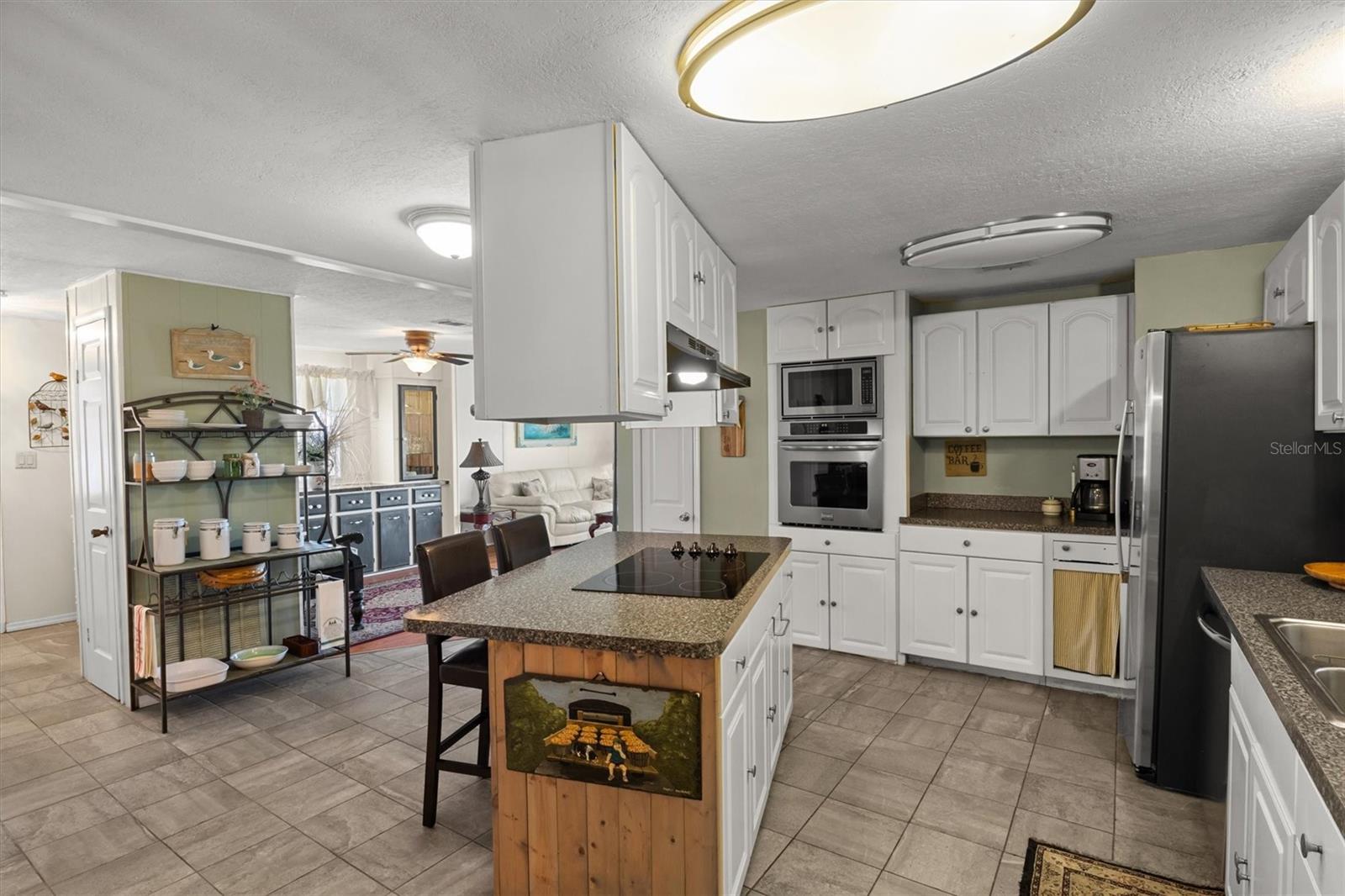 6825 S LAKE HENRY DRIVE NE