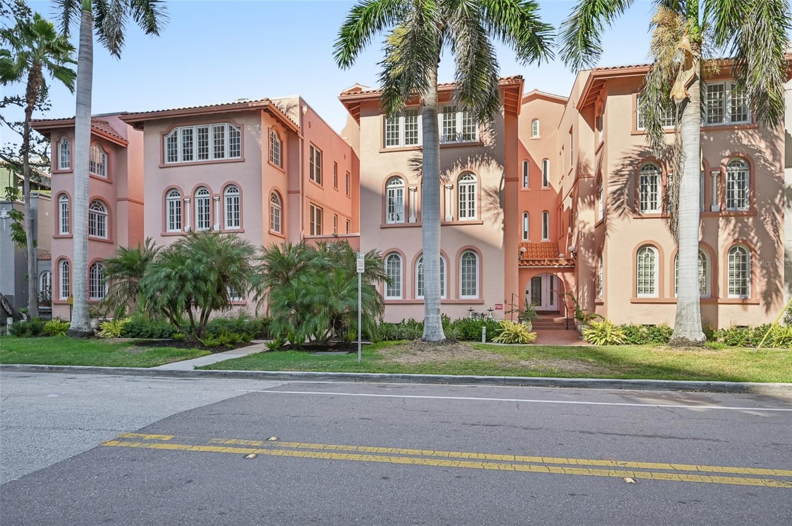 1221 N PALM AVENUE 207