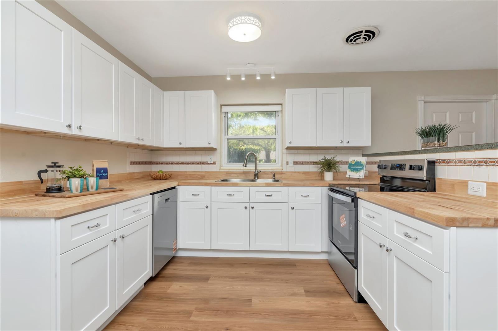 MEADOW LAWN 8TH ADD - Residential