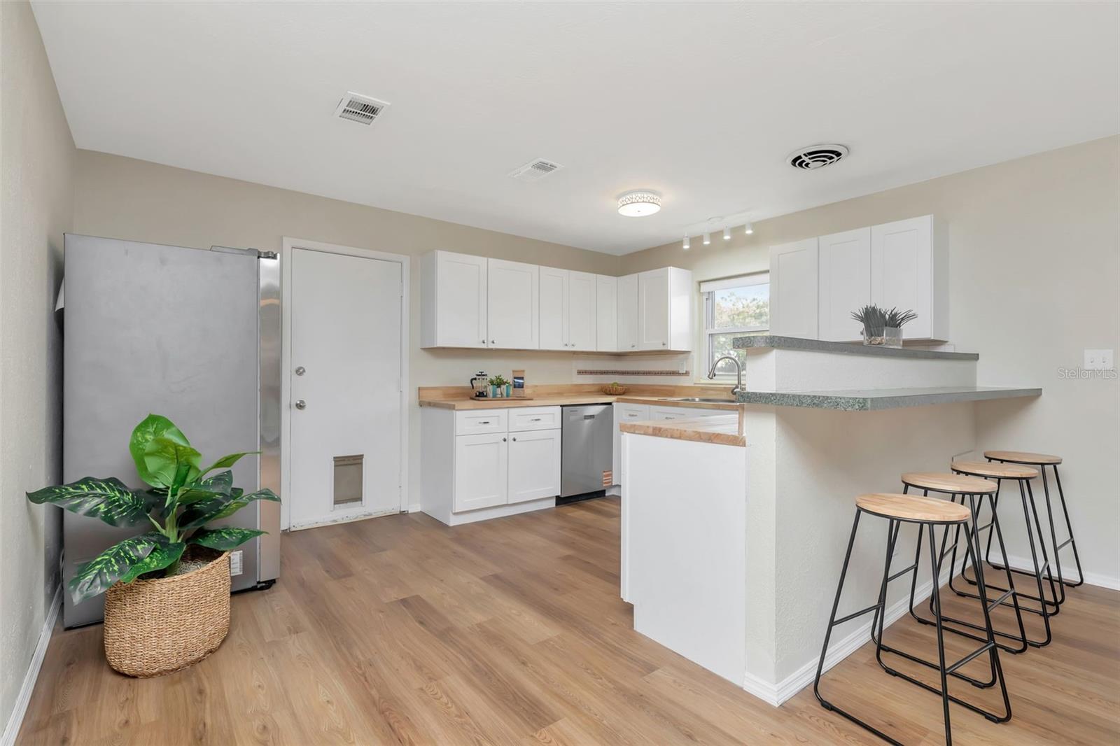 MEADOW LAWN 8TH ADD - Residential