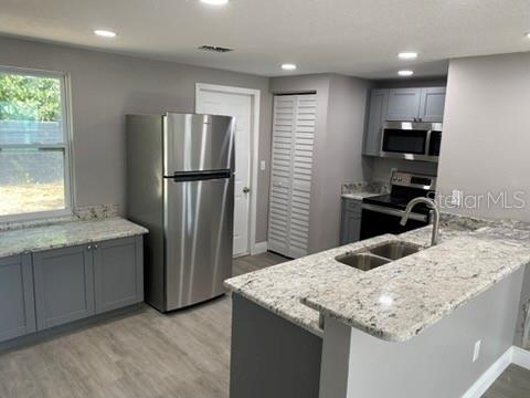 GORNTO LAKE APTS - Residential