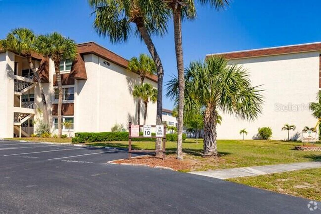 Photo of 208 NE Monroe Circle N #307, St Petersburg, FL 33702 (MLS # A4693590)
