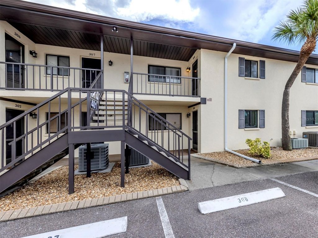 Photo of 401 Airport Avenue E #304, Venice, FL 34285 (MLS # N6139400)