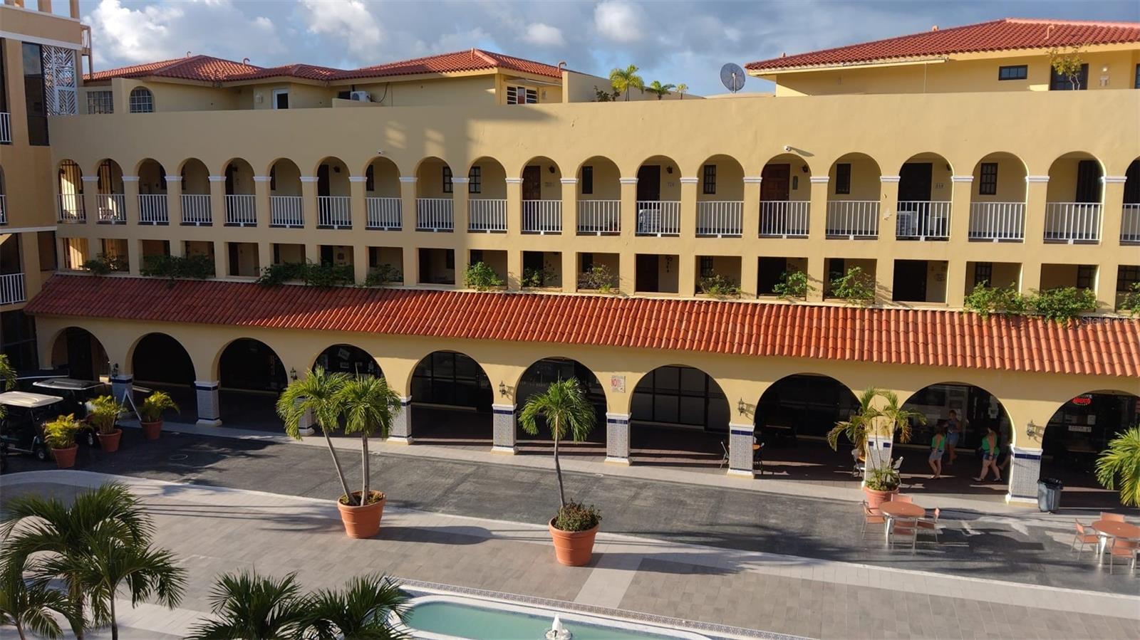 Beautiful Apartment in the Palmas del Mar Resort, Cond. Palmanova Plaza has many stores, bank, restaurants, pool, golf community and much more.