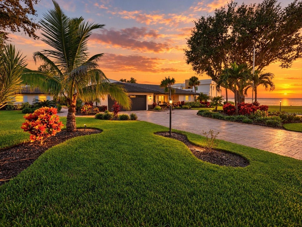 Photo of 302 Braden Avenue, Sarasota, FL 34243 (MLS # A4709992)