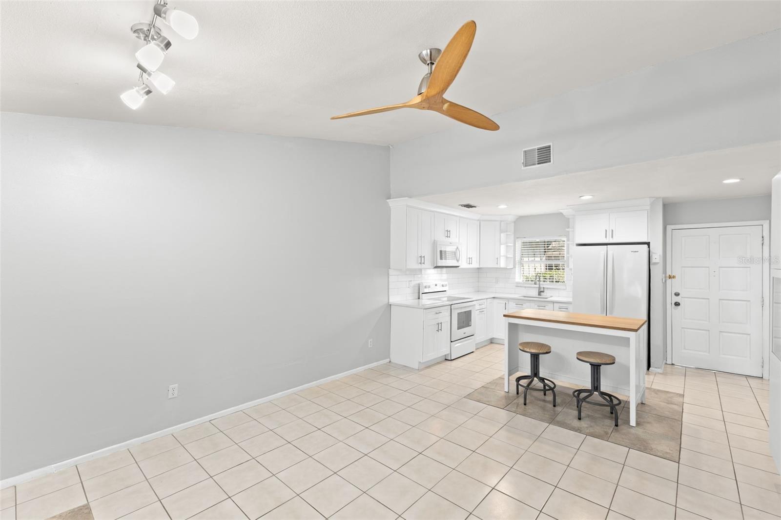 HUNTINGTON OF CARROLLWOOD - Residential Lease