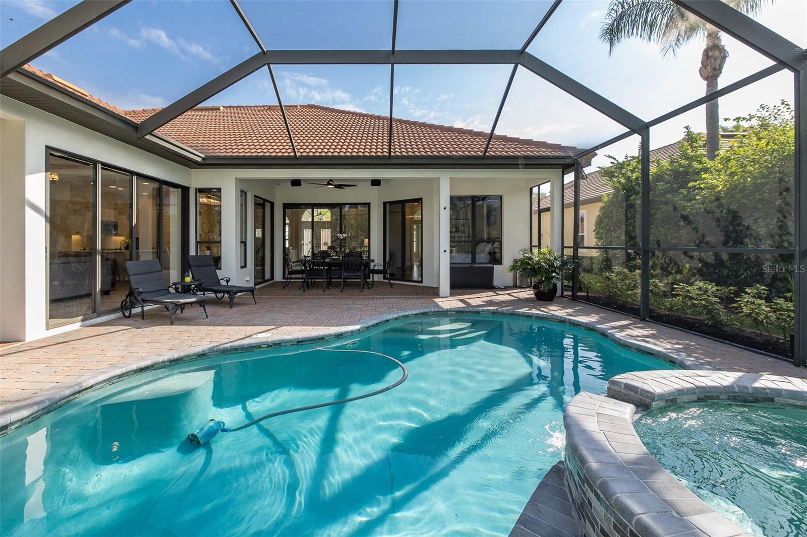 CHAMPIONS CLUB - Residential