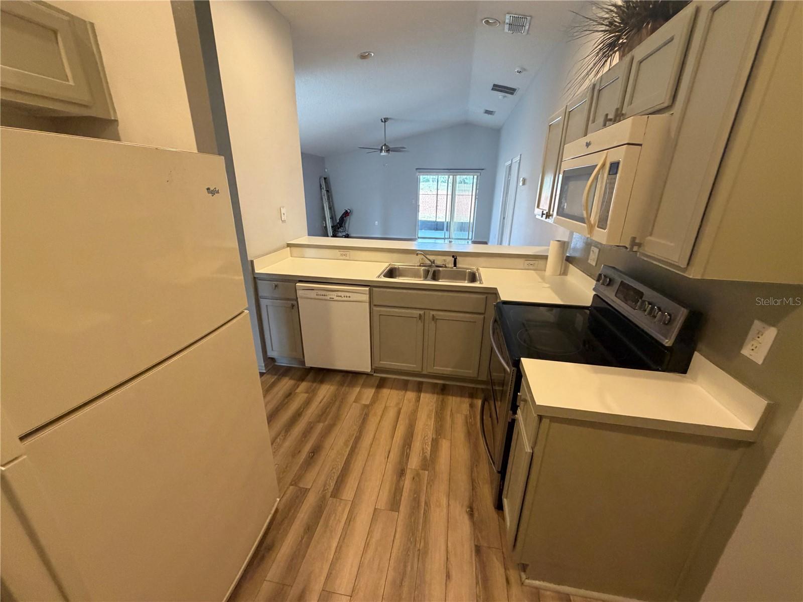 STONE CRK - Residential Lease