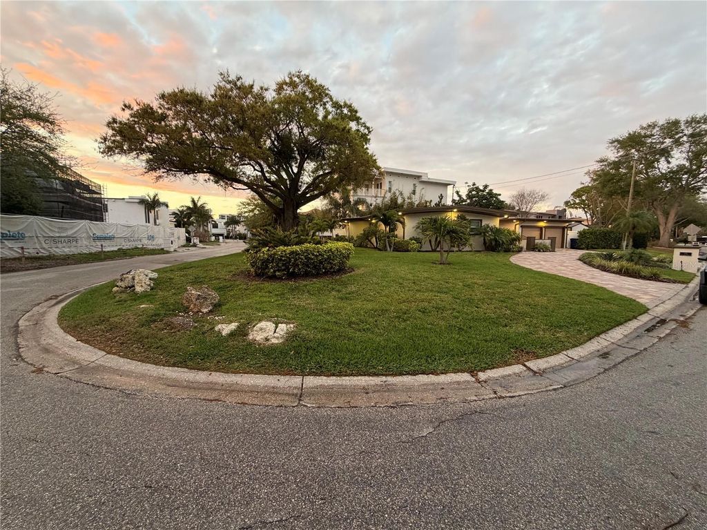 Photo of 25 Sandpiper Road, Tampa, FL 33609 (MLS # A4686357)