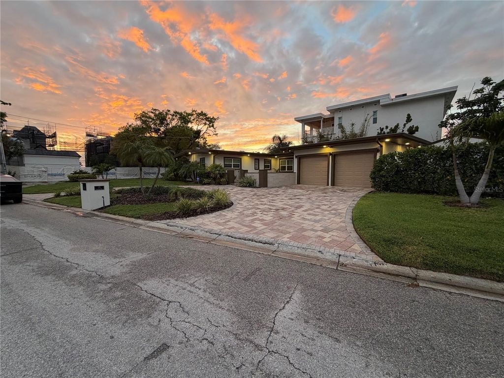 Photo of 25 Sandpiper Road, Tampa, FL 33609 (MLS # A4686357)