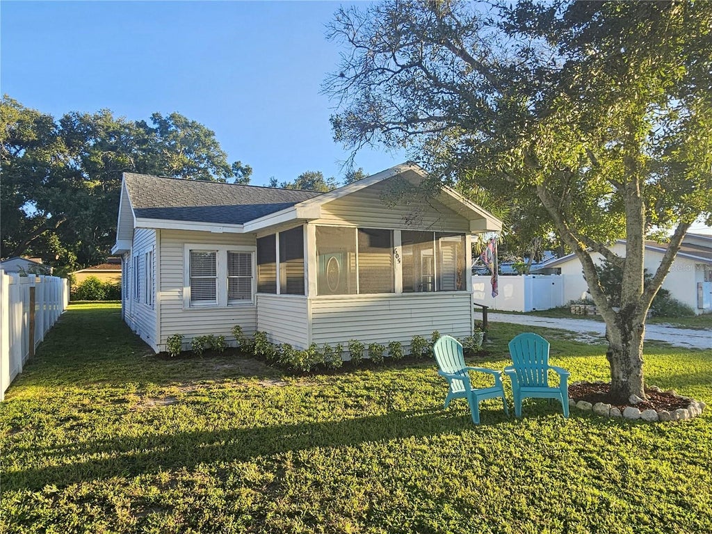 Photo of 605 3rd Avenue SW, Largo, FL 33770 (MLS # TB8533994)