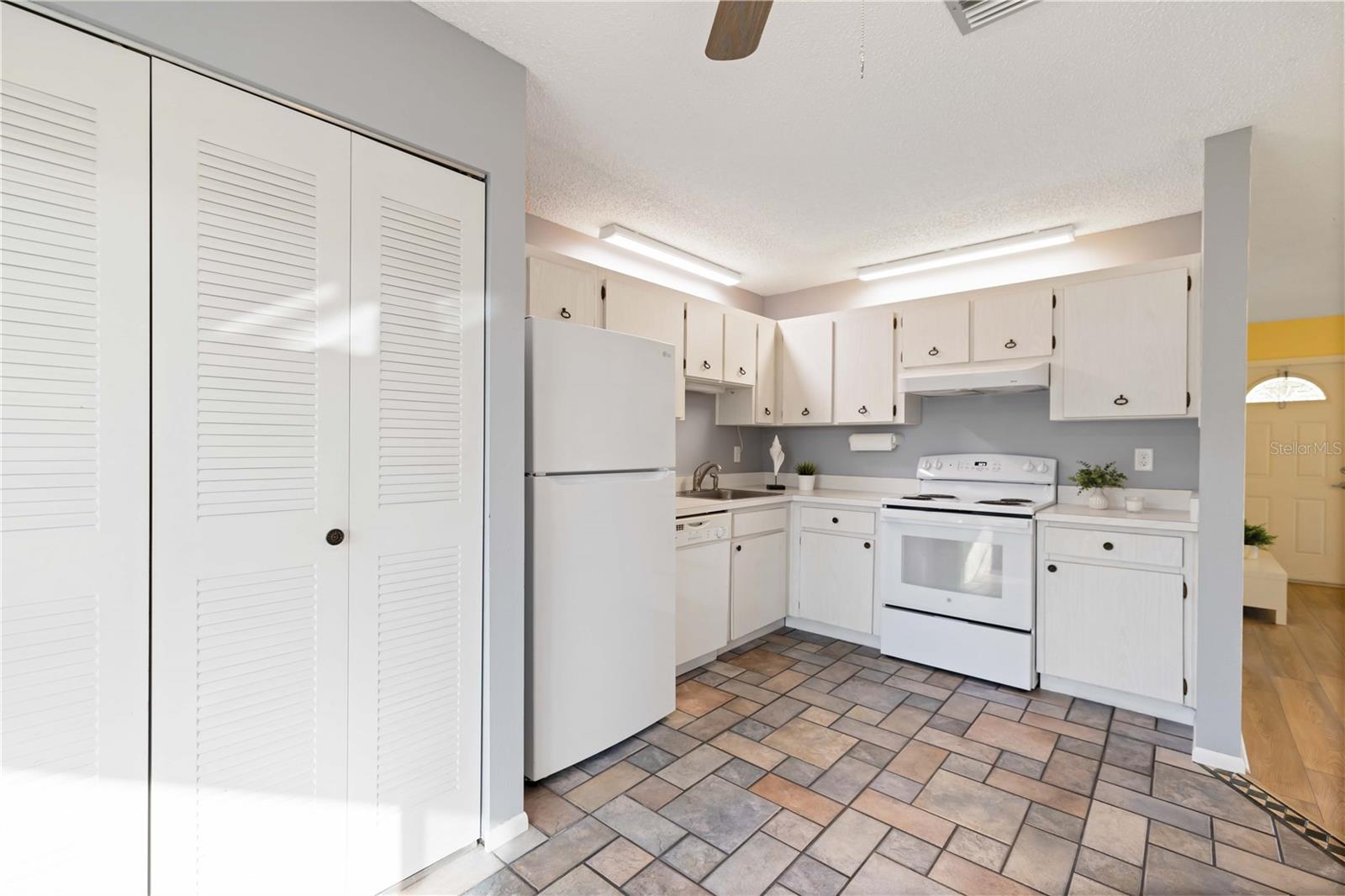 CORTEZ VILLAS CONDO 5 PH B - Residential