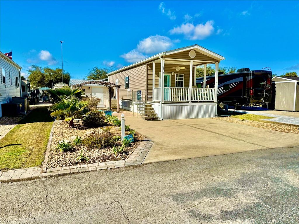 Photo of 3100 NE 104th Terrace, Silver Springs, FL 34488 (MLS # O6377078)