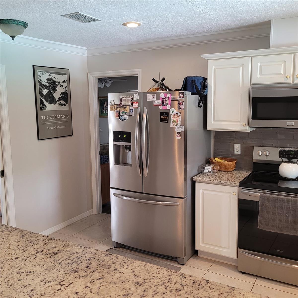 8539 CLEMATIS LANE
