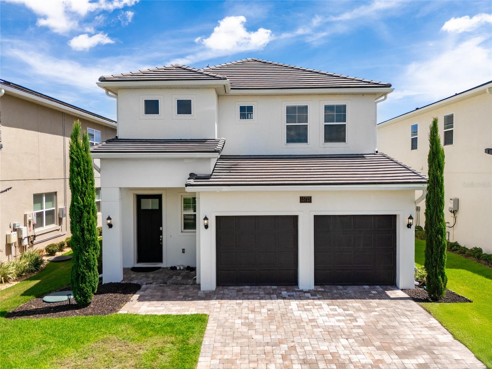 Discover the true meaning of living well in this incredible 5-bedroom home, located in the prestigious Bella Collina community. A place where comfort, modernity, and leisure meet in every detail.
Upon entering, the high ceilings and open-plan layout create a sense of spaciousness and sophistication. The gourmet kitchen is a true invitation for those who enjoy entertaining: equipped with state-of-the-art stainless steel appliances, wood cabinets, and a generous countertop that seamlessly integrates the spaces.
The living room, with sliding doors, opens to a spacious outdoor area, where you'll find a pool with a spa, a covered porch, and a perfect space for relaxing or celebrating with friends and family.
All bedrooms are comfortable, with carpeting and spacious closets. The home also features a fully equipped laundry room and a two-car garage, offering practicality in your daily life.
And best of all: all this within a community that elevates your lifestyle. Bella Collina offers a golf course, tennis courts, a pool complex, a fully equipped gym, a playground, walking trails, and much more, with 24-hour security.
If you're looking for a home that combines elegance, comfort, and a prime location, this is your chance. Schedule a viewing and be enchanted.
