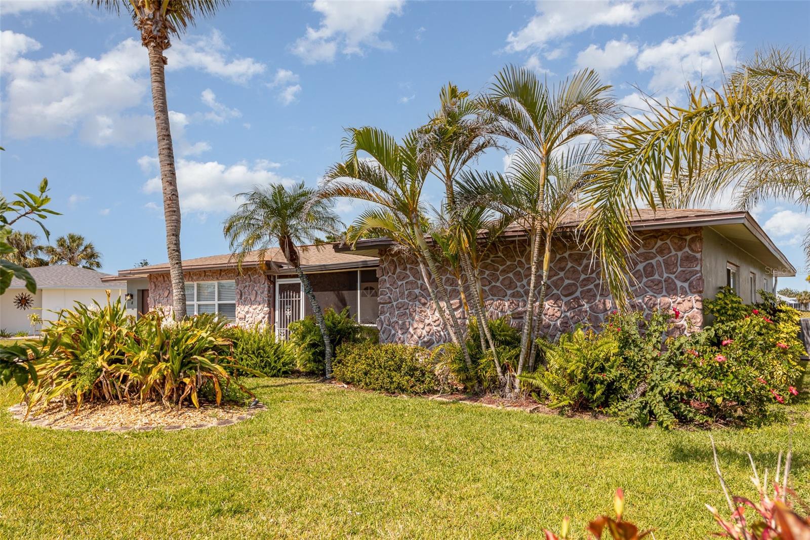 4 OAKLAND HILLS COURT