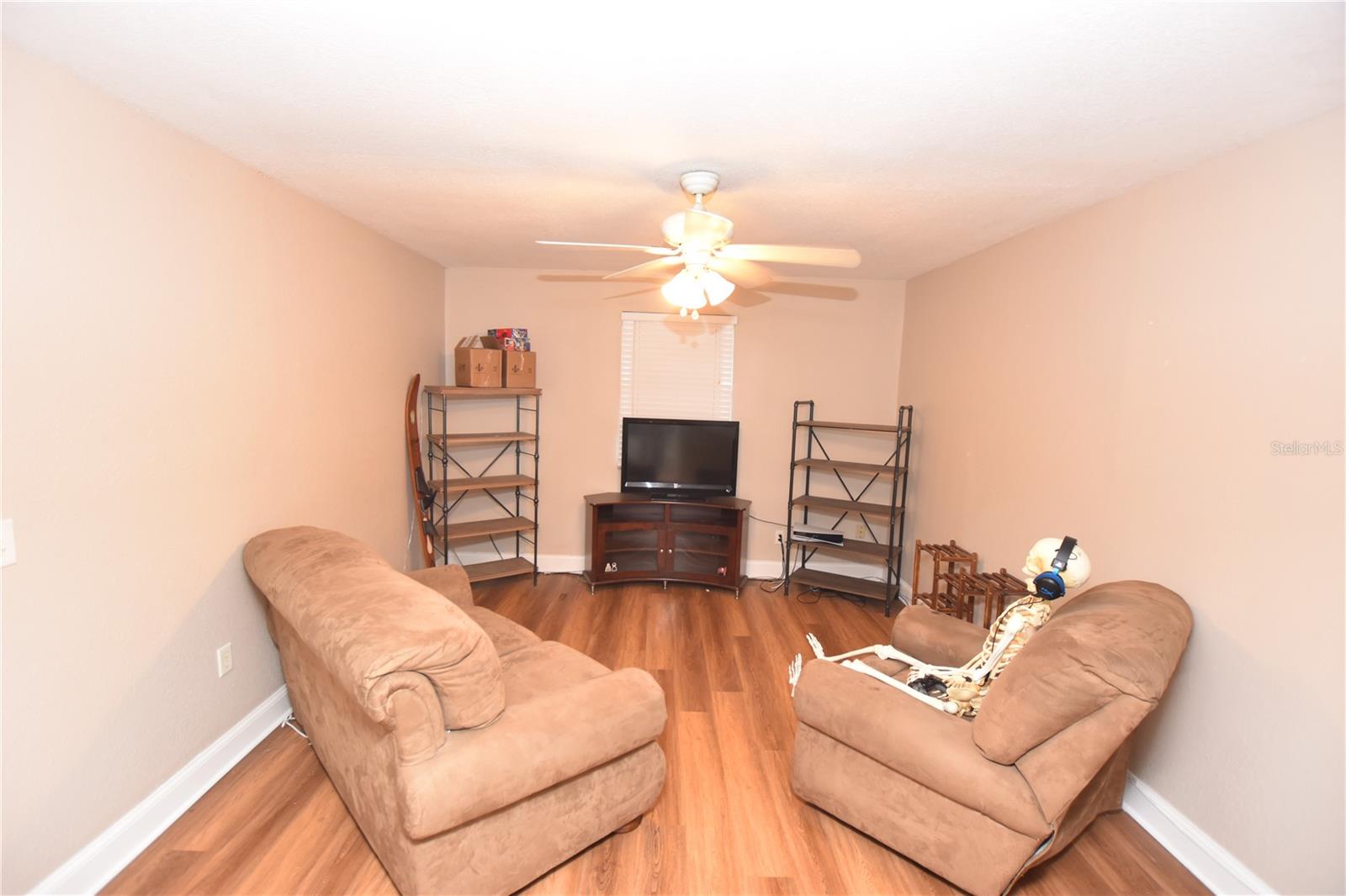 GLENDALE MANOR - Residential Lease