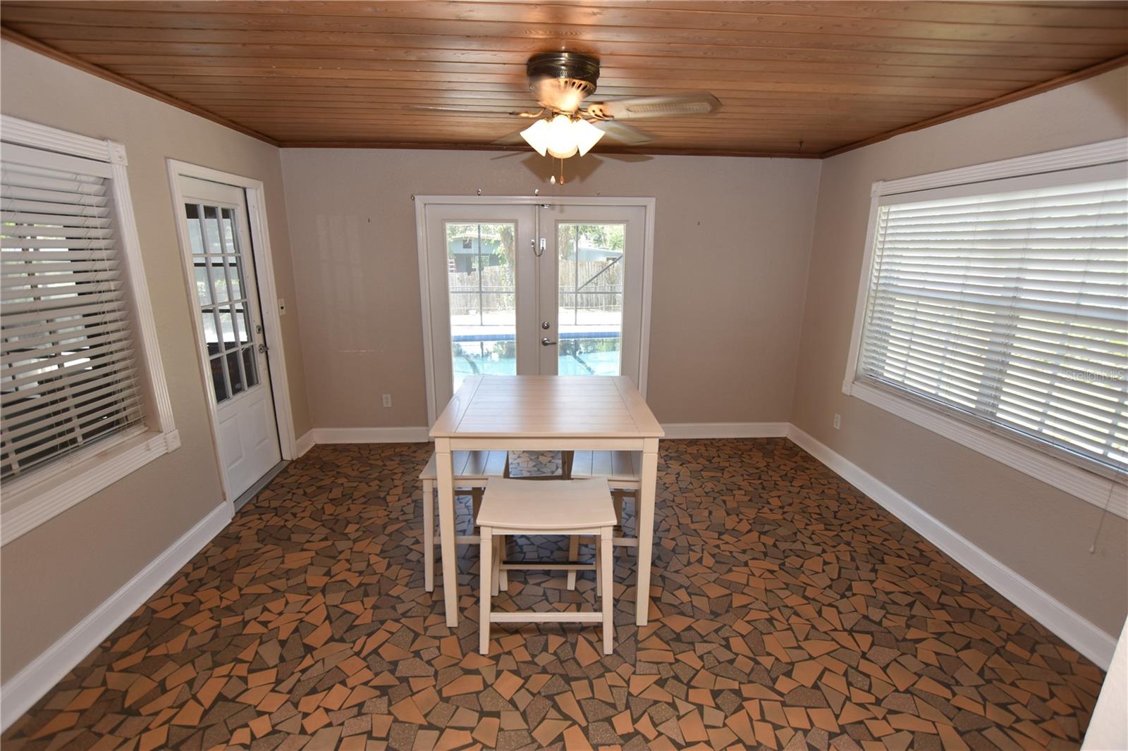 GLENDALE MANOR - Residential Lease