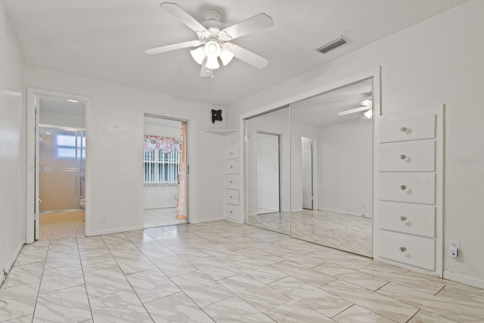 TWIN OAKS APTS - Residential