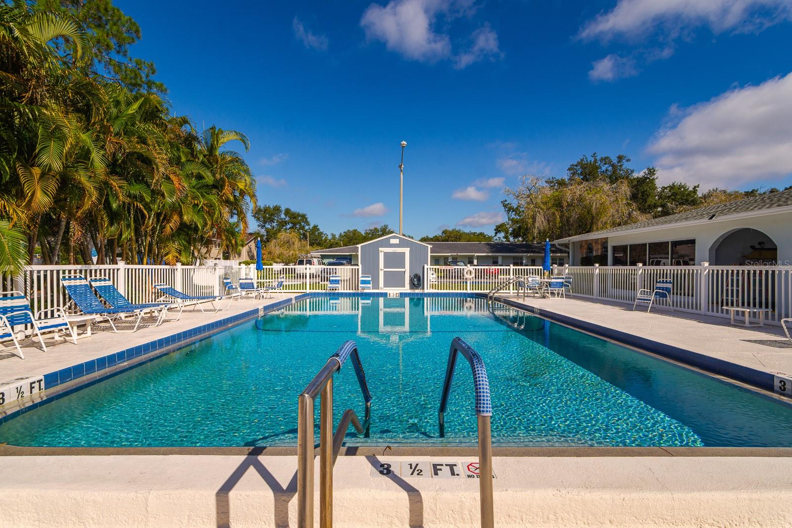 TWIN OAKS APTS - Residential