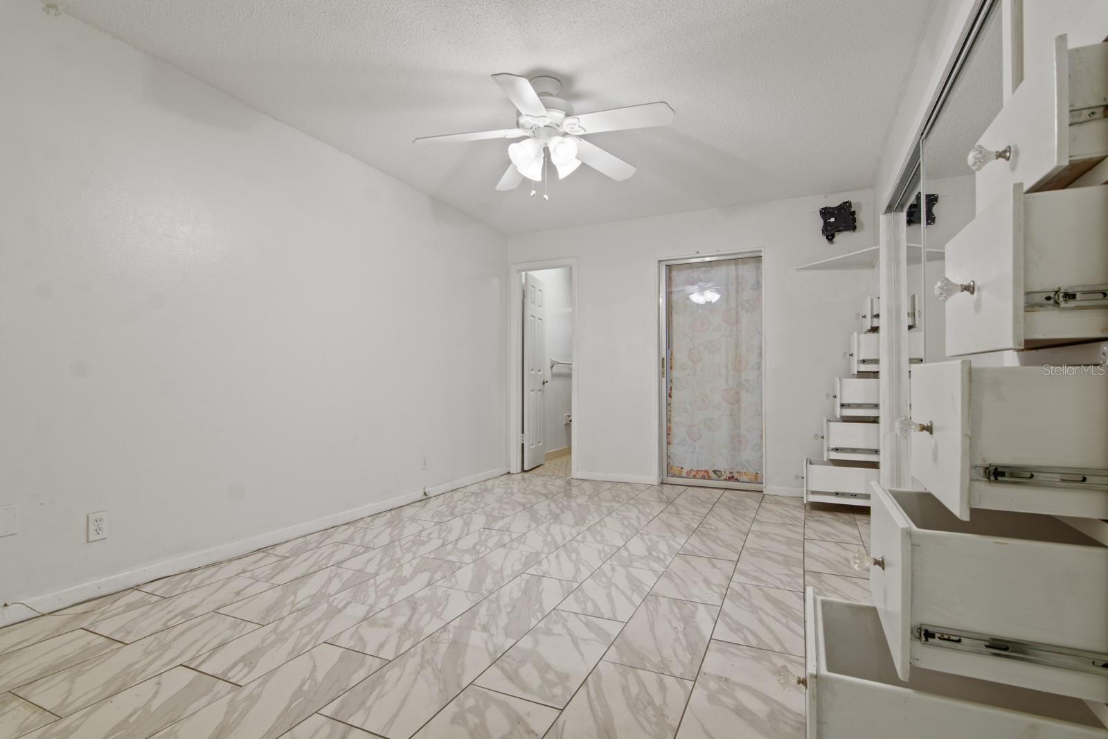 TWIN OAKS APTS - Residential