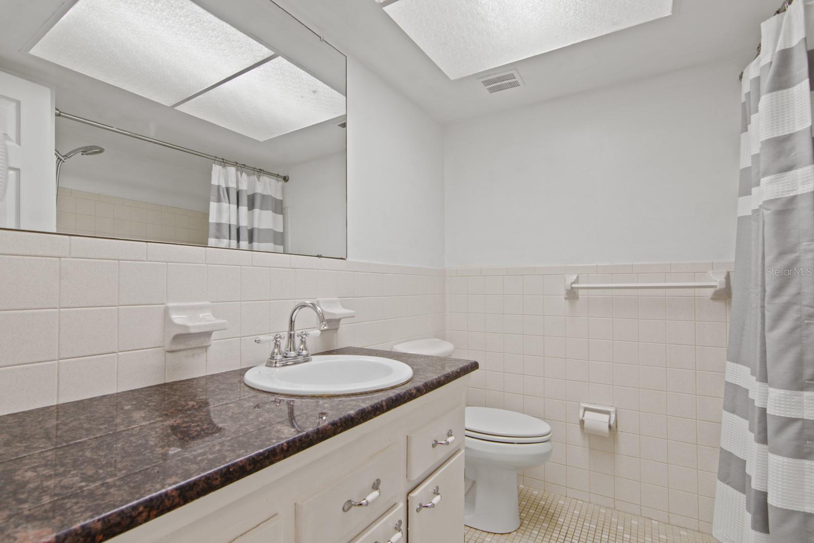 TWIN OAKS APTS - Residential