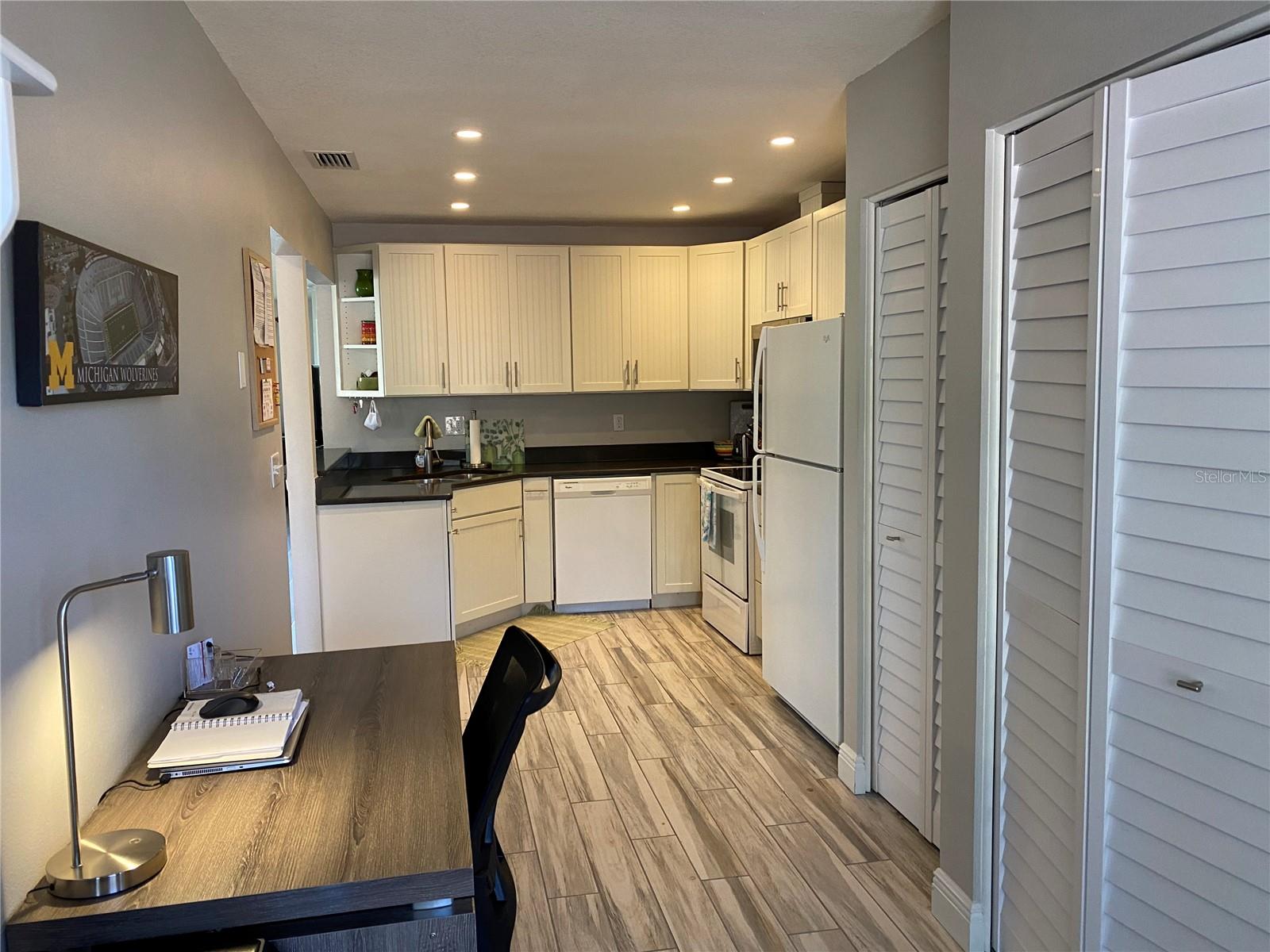 AVISTA OF PALM-AIRE SEC 1 - Residential Lease