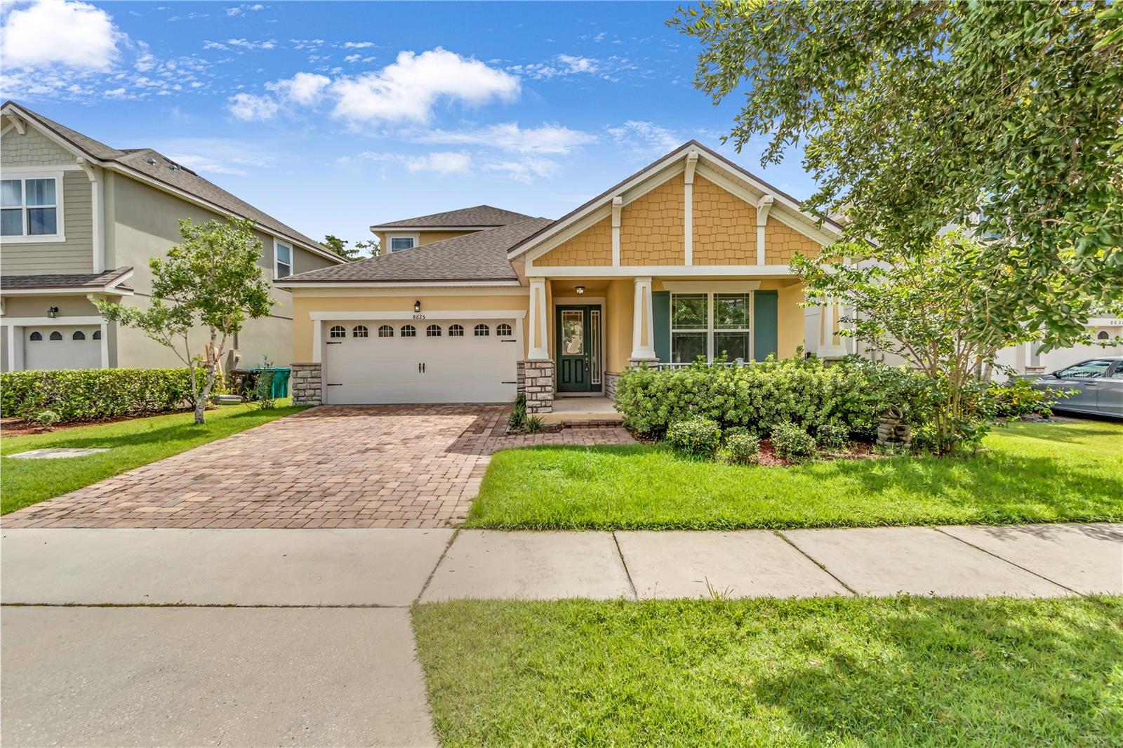 This 2776sf, 5 bedrooms, 3.5 bath, 2 garage, 1.5 story home is located in the beautiful Randal Park community in the booming Lake Nona area of Orlando. Lake Nona is surrounded by lakes, golf course communities, sports complex, high-end office buildings. The house is in Randal Park community with nice amenities and family-oriented atmosphere, residents have free access to community amenities like play grounds, club house, pool and community park and lake walking trails! The community is right there by highway 417 and highway 528, minutes to MCO airport, 20 minutes to downtown and luxury shopping zone, 25 minutes to Disney area and beach is within an hour. Medical City is only 10 minutes away, you get all the supermarkets, shops, restaurants, schools, parks for scenic views and hospital you need.
This home offers plenty of common living space with open and functional floorplan among the living Room, kitchen and family room. 4 bedrooms are downstairs, easier for the kids and seniors. The serene owner’s suite features a door to the patio, a spa-like private bathroom and a spacious walk-in closet. One bedroom upstairs has a spacious loft, can be used as office or entertainment room. Each bedroom has walk-in closet. A patio enables you to enjoy the Floridian sunshine and outdoor fresh air.