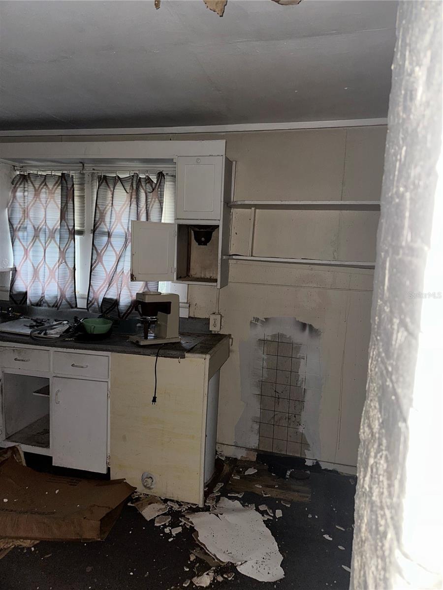 HARRIS E 01/2 BLK 161 DELAND - Residential