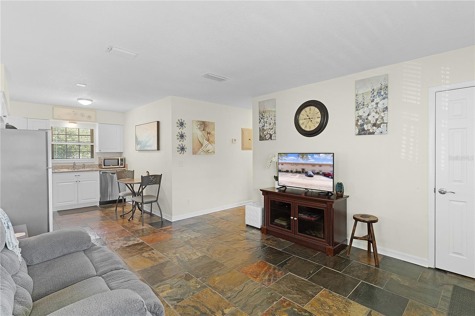 LAKEVIEW CONDO - Residential