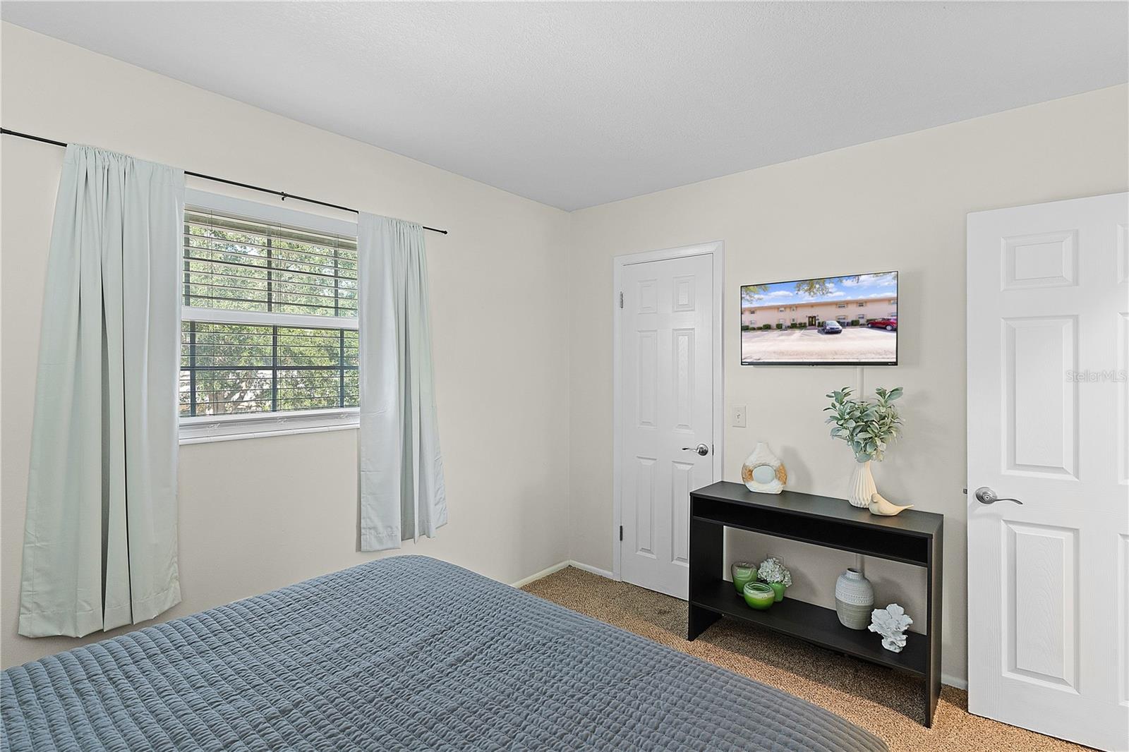 LAKEVIEW CONDO - Residential