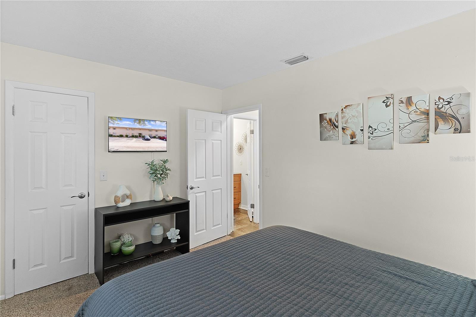 LAKEVIEW CONDO - Residential