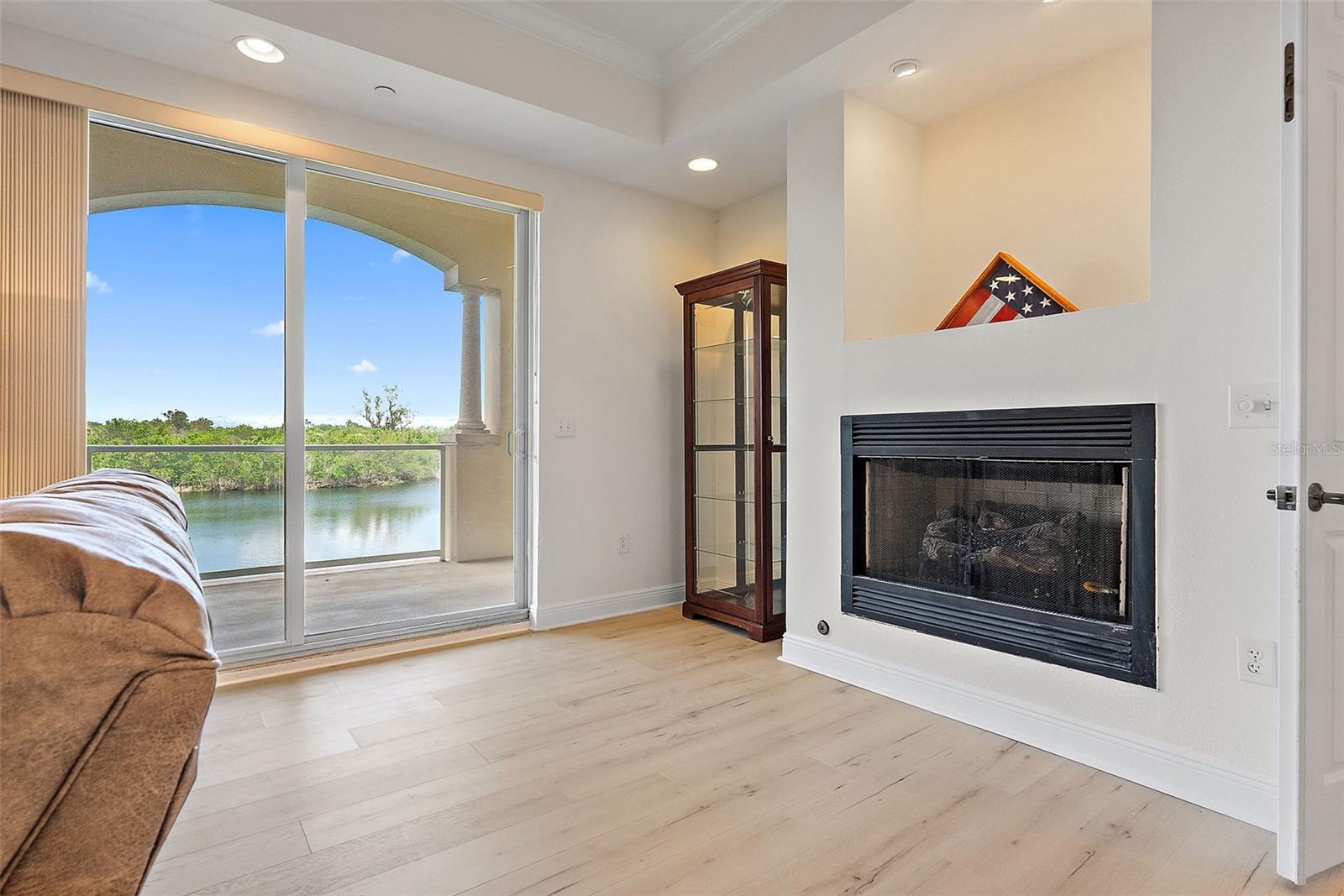 POINTE AT MARINA BAY CONDO, THE - Residential